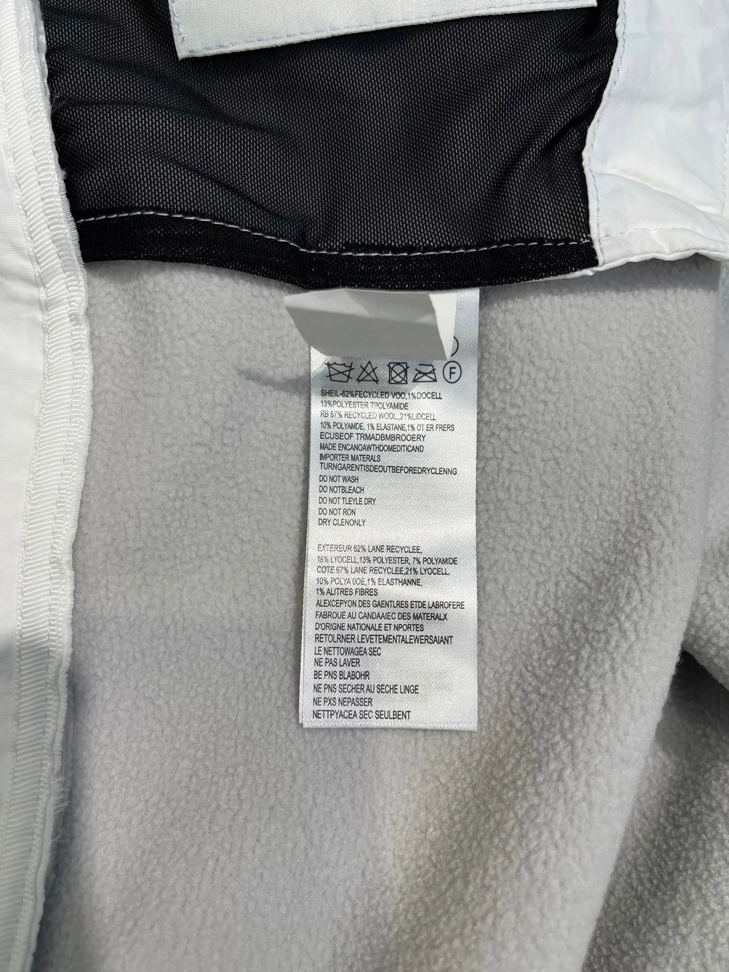 P560 Canada Goose🌟Canada Goose Chilliwack hooded wool fleece long-sleeved bomber jacket Kind Fleece wool fleece fabric The new generation of Kind Fleece wool fleece fabric is soft and breathable. It is made of 62% sustainable wool, 18% TENCEL™ Lyocell sustainable plant fiber, and 13% Sorona® biopolymer derived from corn sugar.  Size: s-xl